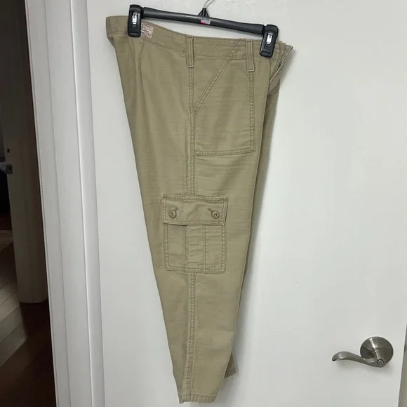 35. Levi Strauss Signature khaki cargo capri pants, Size Misses 4, 100% cotton - Picture 7 of 15